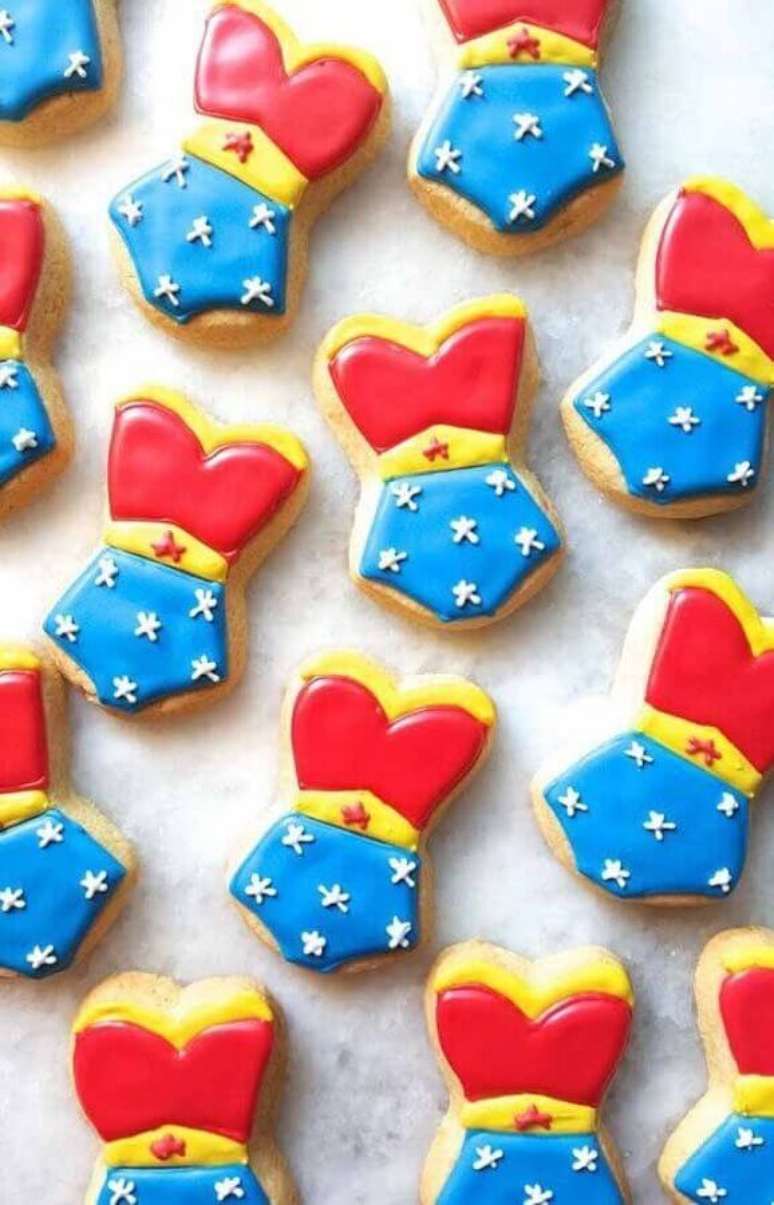 8. Invista em docinhos personalizados para a festa infantil Mulher Maravilha &ndash; Foto: Home Fashion Trend