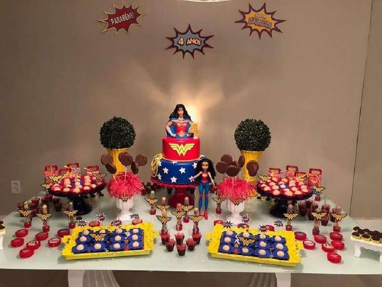 35. Festa Mulher Maravilha simples decorada com bonecos da super-hero&iacute;na &ndash; Foto: Pinterest