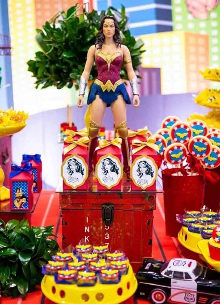 36. A boneca da super-hero&iacute;na faz toda a diferen&ccedil;a na decora&ccedil;&atilde;o da mesa de festa Mulher Maravilha &ndash; Foto: Compartilhar Bolo