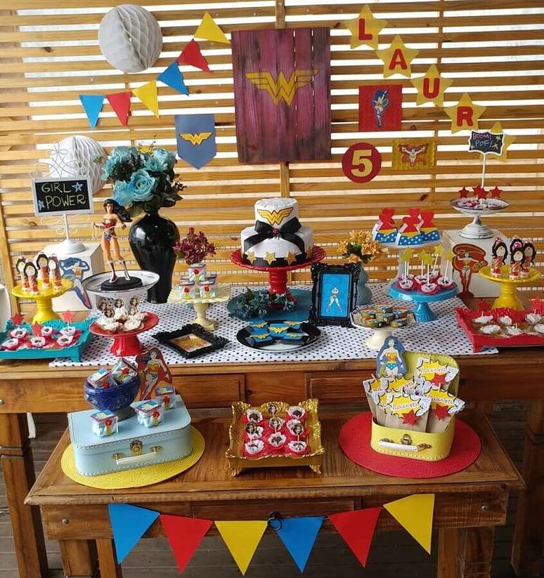 38. Decora&ccedil;&atilde;o para festa Mulher Maravilha simples com painel de pallet e mesas de madeira &ndash; Foto: Festejar