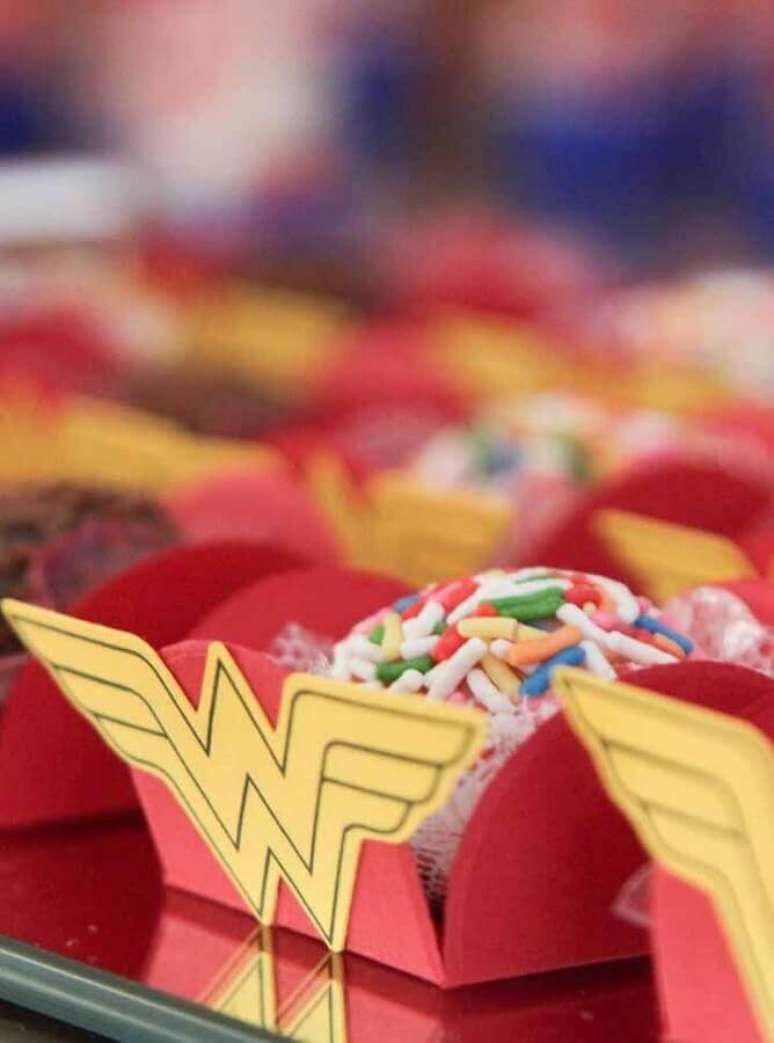 39. Invista em forminhas personalizadas para os doces da sua festa Mulher Maravilha &ndash; Foto: