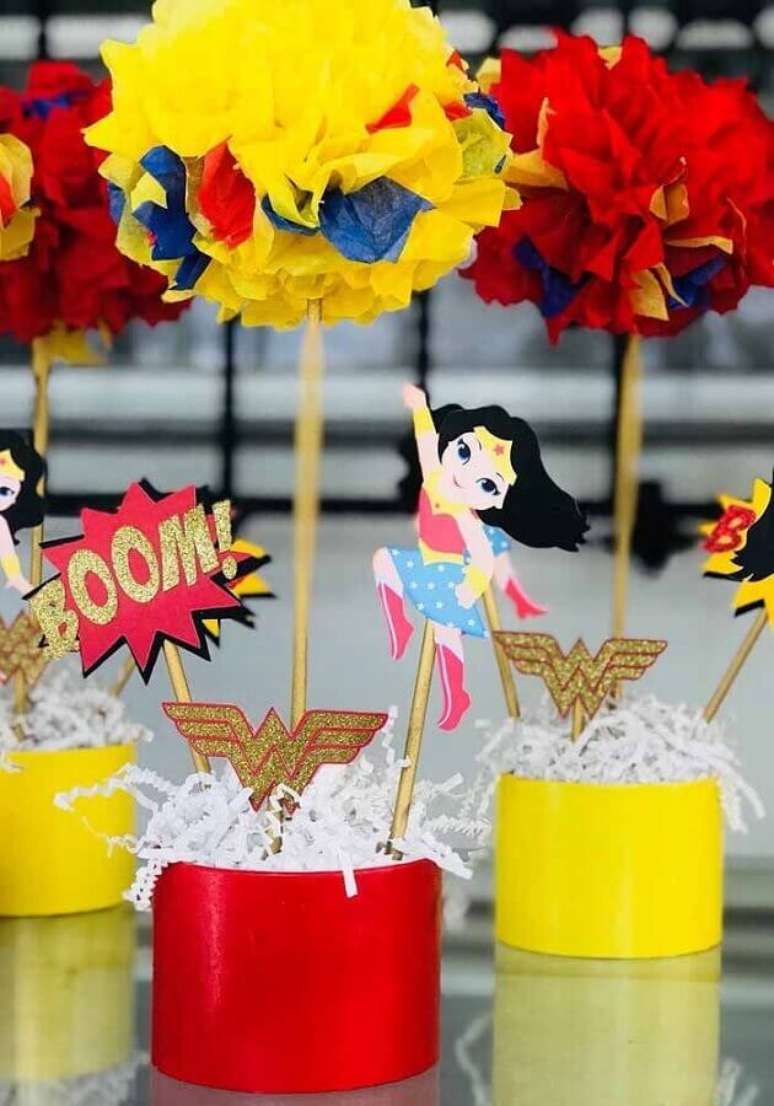 41. Ideia para decora&ccedil;&atilde;o de festa Mulher Maravilha colorida &ndash; Foto: Ultimas Decora&ccedil;&otilde;es