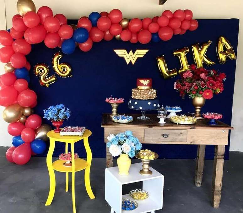 42. Decora&ccedil;&atilde;o de festa Mulher Maravilha simples com painel azul e bal&otilde;es vermelhos &ndash; Foto: Liliane Rodrigues