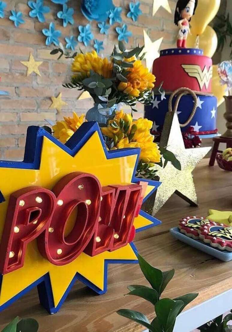 43. Lumin&aacute;ria de mesa para decora&ccedil;&atilde;o de festa Mulher Maravilha &ndash; Foto: Ideas for Party