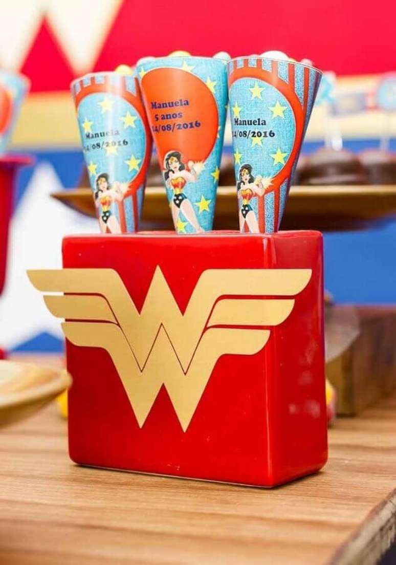 44. Ideias para decora&ccedil;&atilde;o de festa de anivers&aacute;rio da Mulher Maravilha &ndash; Foto: A Minha Festinha