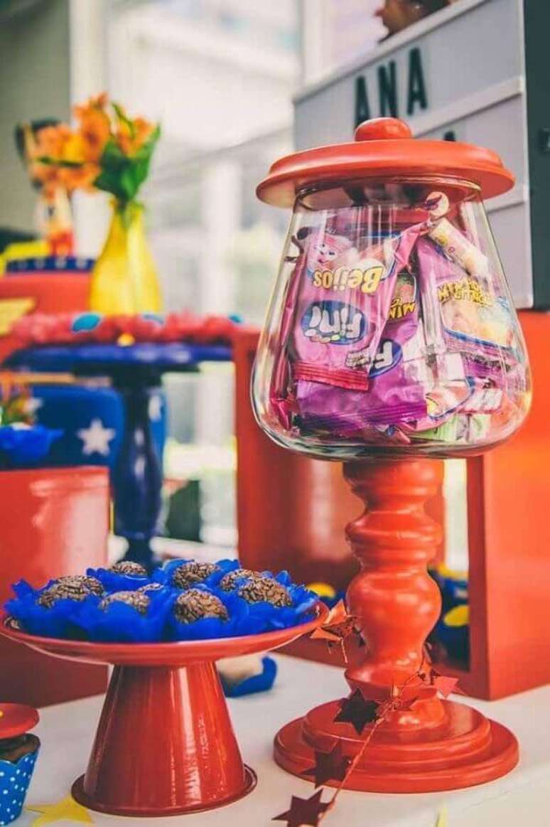 45. Mesa de doces decorada para festa de anivers&aacute;rio da Mulher Maravilha &ndash; Foto: Zozu