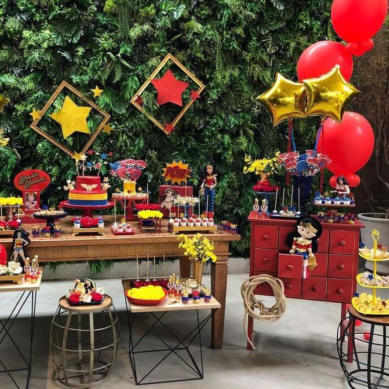 46. O jardim vertical ajudou a trazer um toque mais leve para a decora&ccedil;&atilde;o de festa Mulher Maravilha &ndash; Foto: A Minha Festinha