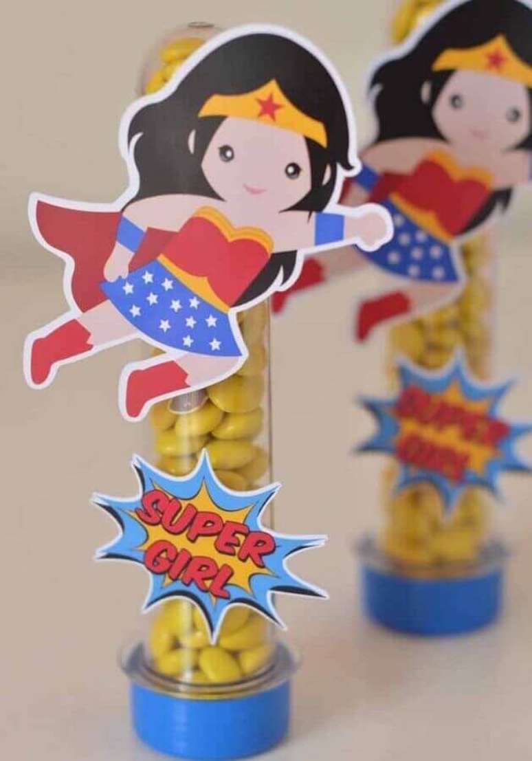 47. Tubetes de balas decorado para festa infantil Mulher Maravilha &ndash; Foto: Pinterest