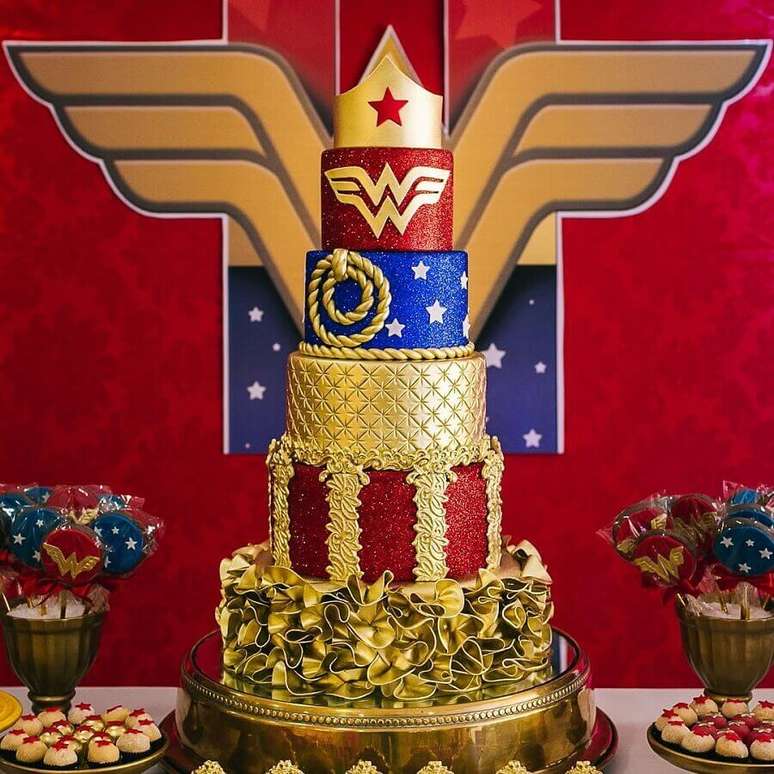 50. Lindo bolo 3 andares decorado para festa Mulher Maravilha com coroa no topo &ndash; Foto: Andrea Andrade Cake Designer
