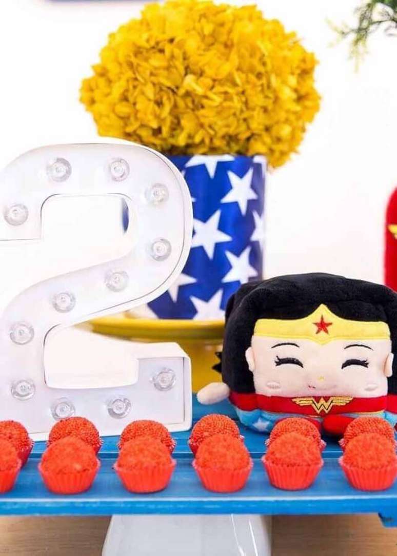 51. Lumin&aacute;ria de led para decora&ccedil;&atilde;o de festa de anivers&aacute;rio da Mulher Maravilha com arranjo de flores amarelas &ndash; Foto: Home Fashion Trend