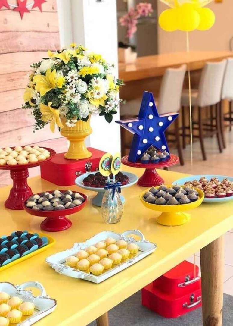 52. Decora&ccedil;&atilde;o para mesa de doces colorida para festa Mulher Maravilha &ndash; Foto: Compartilhar Bolo