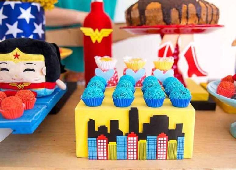 53. Docinhos coloridos com suportes personalizados para decora&ccedil;&atilde;o de festa Mulher Maravilha &ndash; Foto: Home Fashion Trend