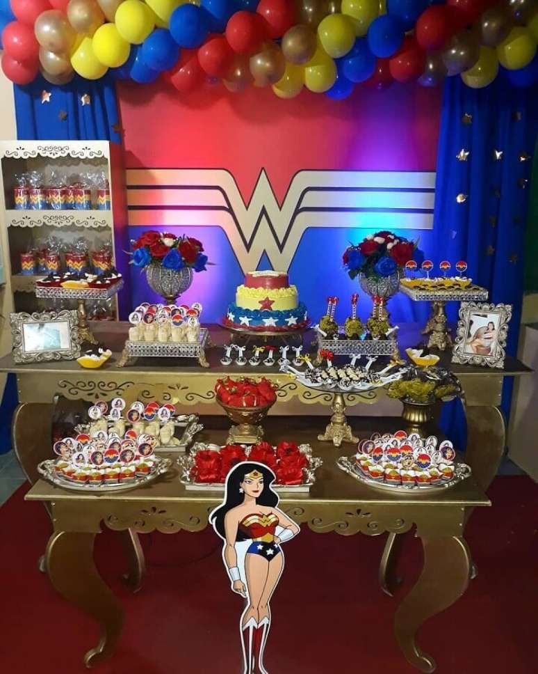 54. Mesa proven&ccedil;al dourada para decora&ccedil;&atilde;o de festa Mulher Maravilha &ndash; Foto: Senhora Festas