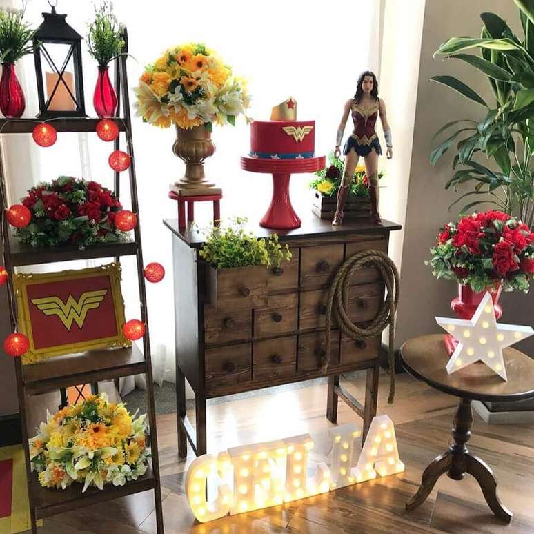 56. M&oacute;veis para decora&ccedil;&atilde;o de festa Mulher Maravilha &ndash; Foto: A Minha Festinha