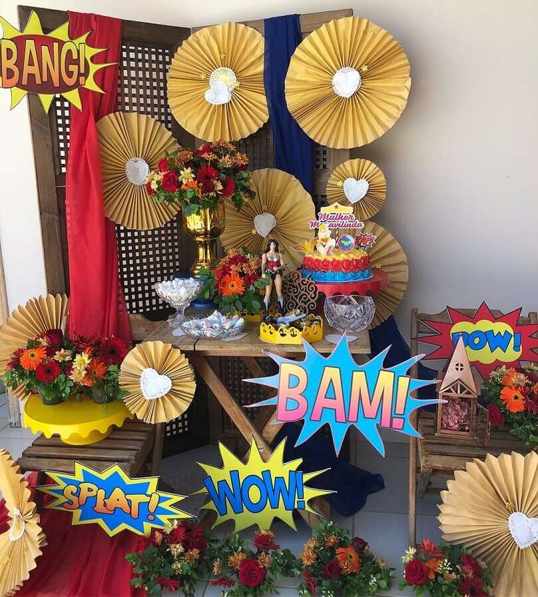 58. M&oacute;veis r&uacute;sticos para decora&ccedil;&atilde;o de festa de anivers&aacute;rio Mulher Maravilha com arranjos de flores &ndash; Foto: Patty Decor