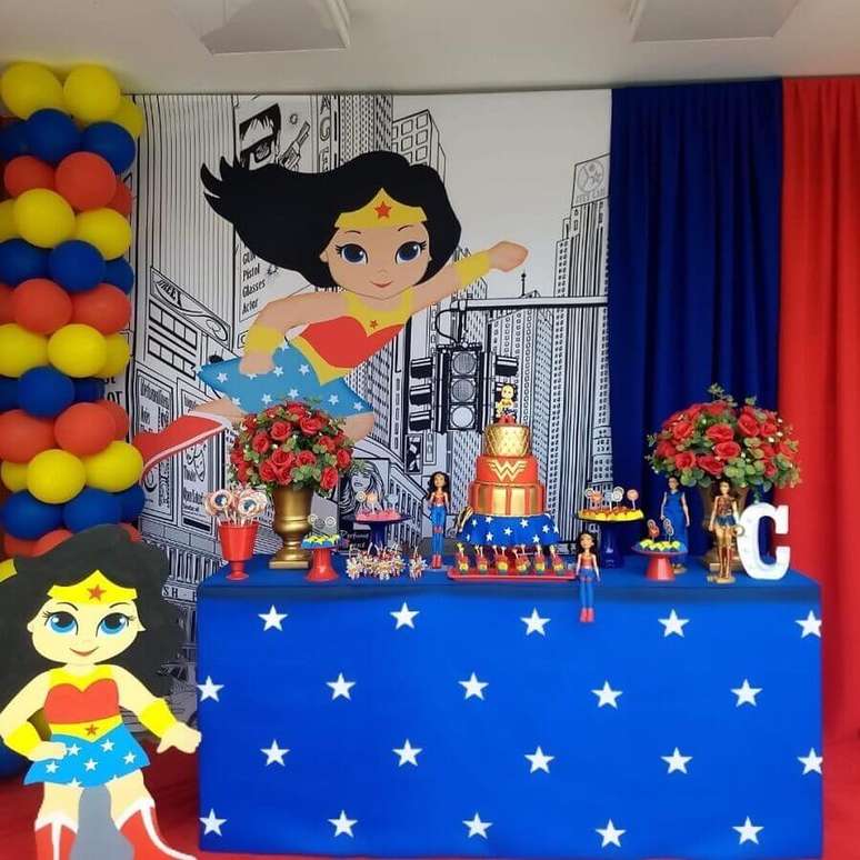 62. Painel para decora&ccedil;&atilde;o de festa Mulher Maravilha &ndash; Foto: Designer de Festas