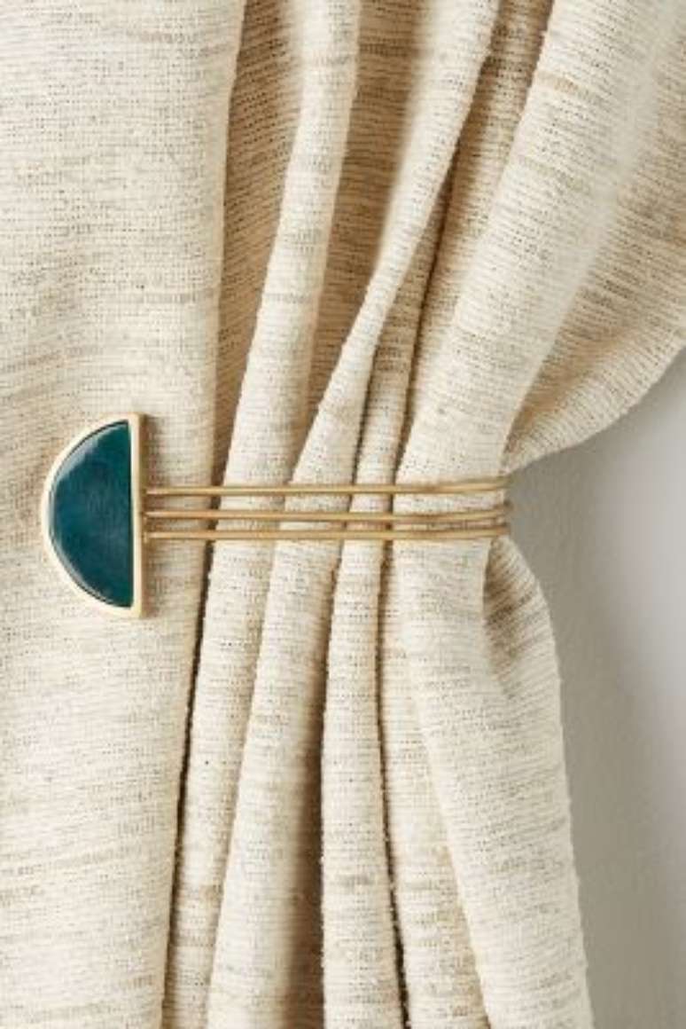 18. Prendedor de cortina azul e dourado &ndash; Via: Anthropologie
