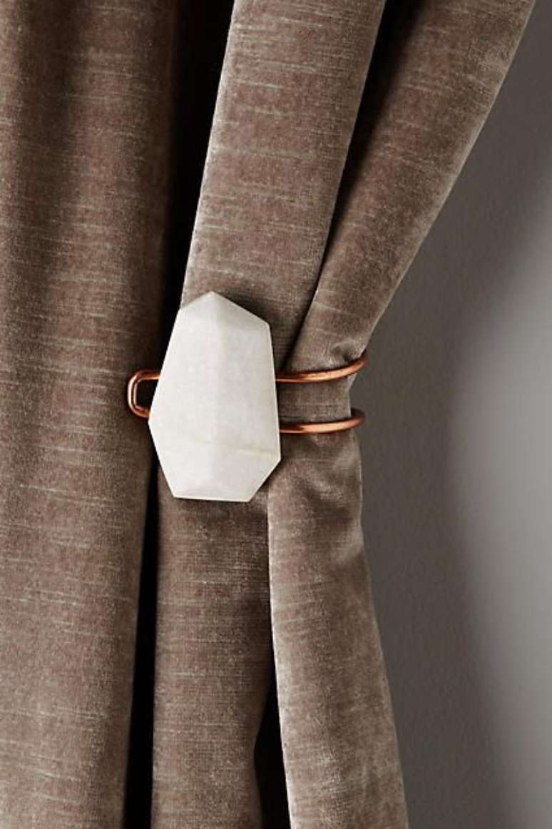 21. Prendedor de cortina branca para sala cl&aacute;ssica &ndash; Via: Pinterest