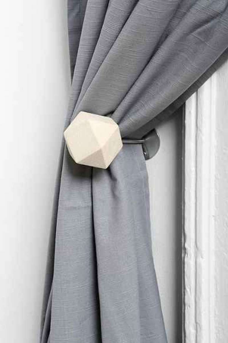 22. Prendedor de cortina branco para sala neutra &ndash; Via: Pinterest