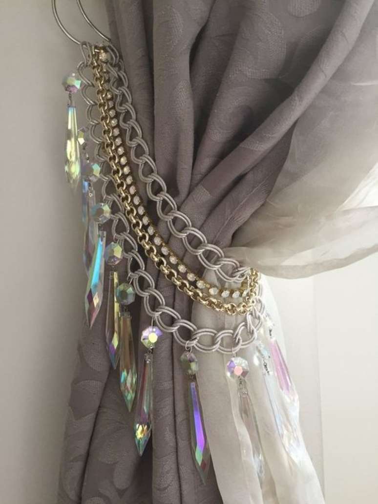 29. Use pedras para decorar seu prendedor de cortina – Via: Pinterest