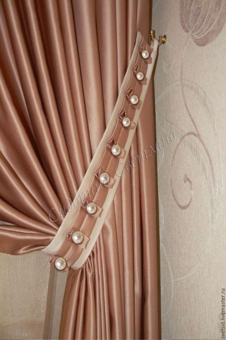 41. Prendedor de cortina de tecido com p&eacute;rolas &ndash; Via: Pinterest