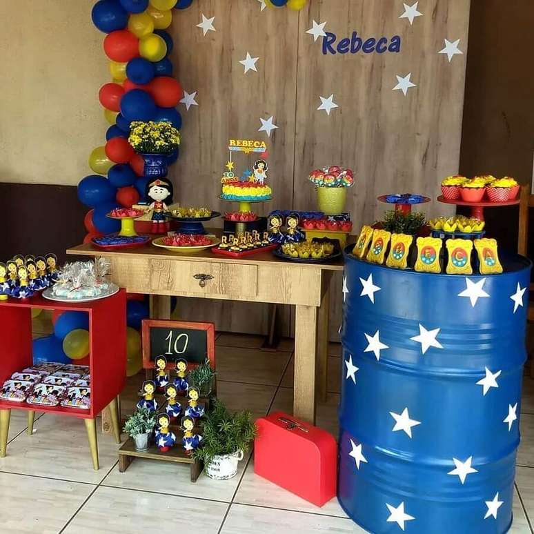 69. Tonel azul decorado com estrelas brancas para festa de anivers&aacute;rio da Mulher Maravilha &ndash; Foto: Era Uma Vez