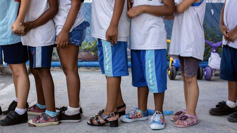 Fechamento das escolas afeta principalmente as famílias de baixa renda, que dependem também da merenda escolar para alimentar os jovens