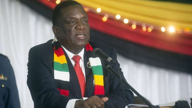O presidente do Zimbabwe, Emmerson Mnangagwa, teve que esclarecer declarações de seu ministro da Defesa