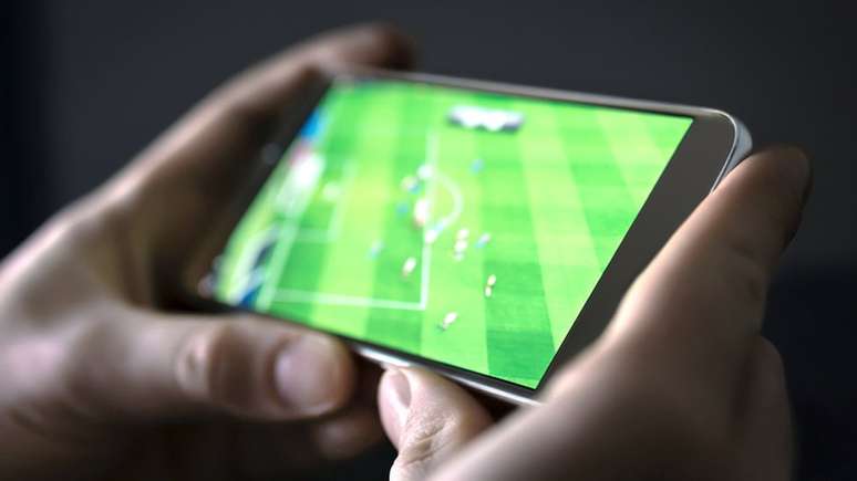 Seria imposs&iacute;vel para a 5G transmitir o v&iacute;rus, diz Adam Finn, professor de pediatria da Universidade de Bristol, no Reino Unido