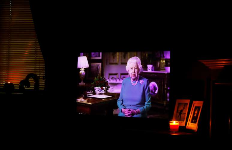 Rainha Elizabeth em pronunciamento na TV 5/4/2020 REUTERS/Lee Smith