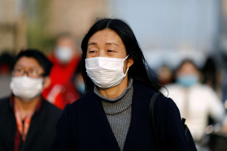 Pessoas com máscara de proteção caminham pelas ruas de Pequim
07/03/2020
REUTERS/Carlos Garcia Rawlins