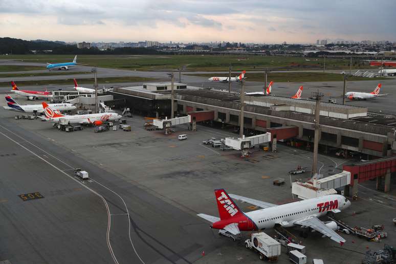 Avi&otilde;es aguardam na pista do aeroporto de Guarulhos, S&atilde;o Paulo
16/04/2019
REUTERS/Amanda Perobelli