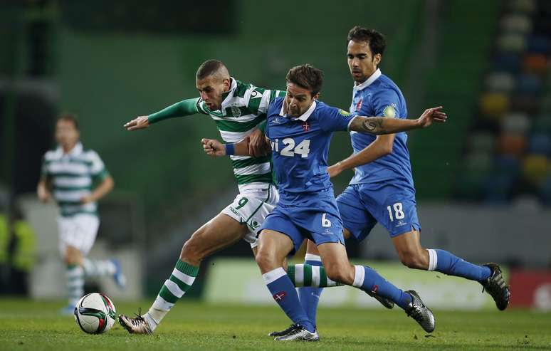 Ruben Pinto, da Belenense (de azul), disputa lance com Islam Slimani, do Sporting
30/11/2015
REUTERS/Rafael Marchante