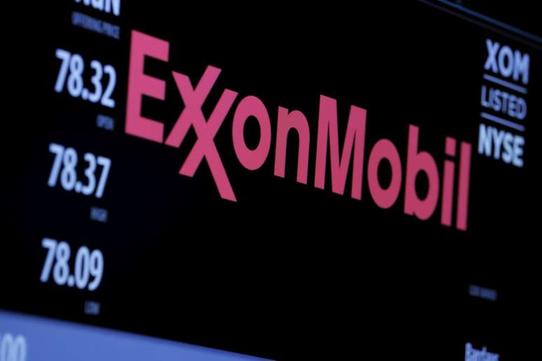 Logo da Exxon Mobil em painel na bolsa de valores de Nova York, EUA 
30/12/2015
REUTERS/Lucas Jackson