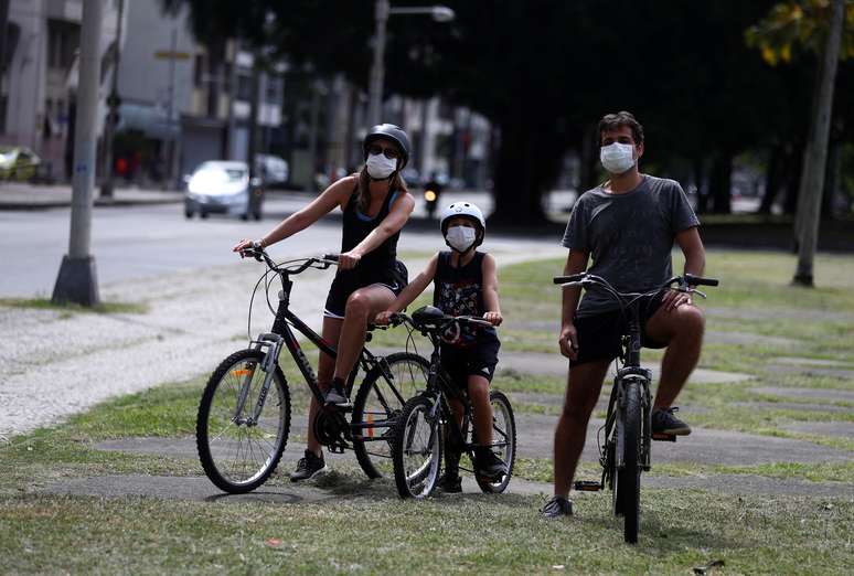 Família com máscara de proteção em praça do Rio de Janeiro
05/04/2020
REUTERS/Pilar Olivares