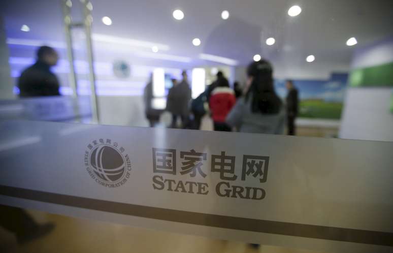 Logo da State Grid em instala&ccedil;&otilde;es da empresa em Zhangjiakou, China 
18/03/2016
REUTERS/Jason Lee