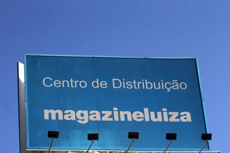 Logotipo do Magazine Luiza é visto na frente de centro de distribuição da companhia, em Louveira (SP). 24/4/2018. REUTERS/Paulo Whitaker