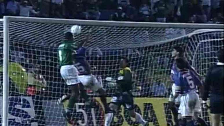 Em 7 de abril de 1999, Junior Baiano empatou e ajudou na vitória que classificou o time na Libertadores (Reprodução)