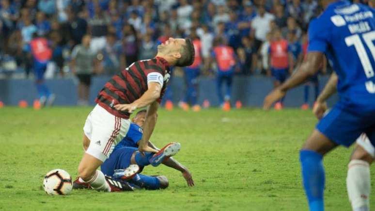 O momento da lesão de Diego diante do Emelec, na Libertadores de 2019 (Foto: Alexandre Vidal / Flamengo)