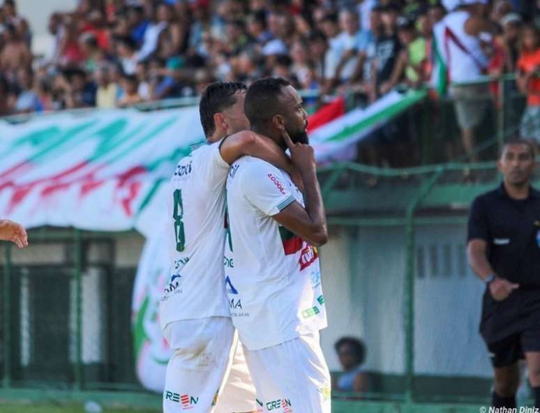 Chay, à direita, comemorando um gol (Foto: André Oliveira/AAP)