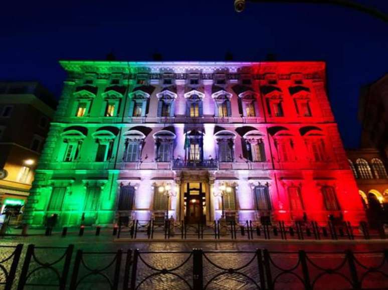 Palazzo Madama, sede do Senado em Roma, iluminado com as cores da bandeira italiana
