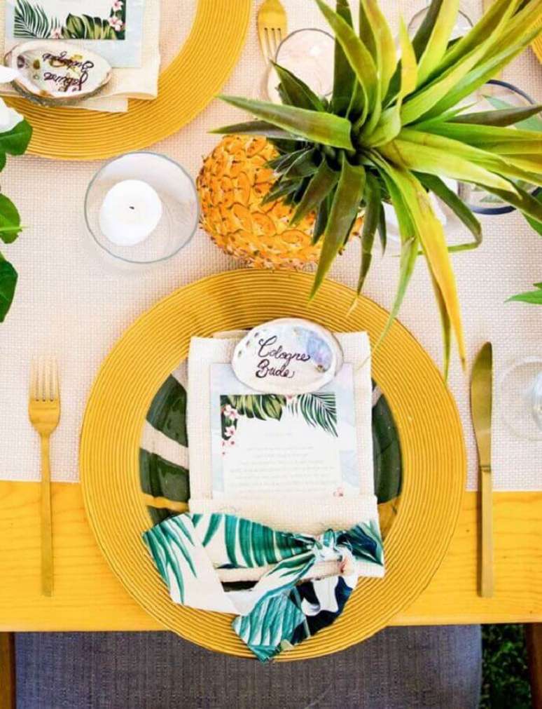 18. Detalhes dourados dão um ar sofisticado para a decoração de festa tropical – Foto: Pinterest