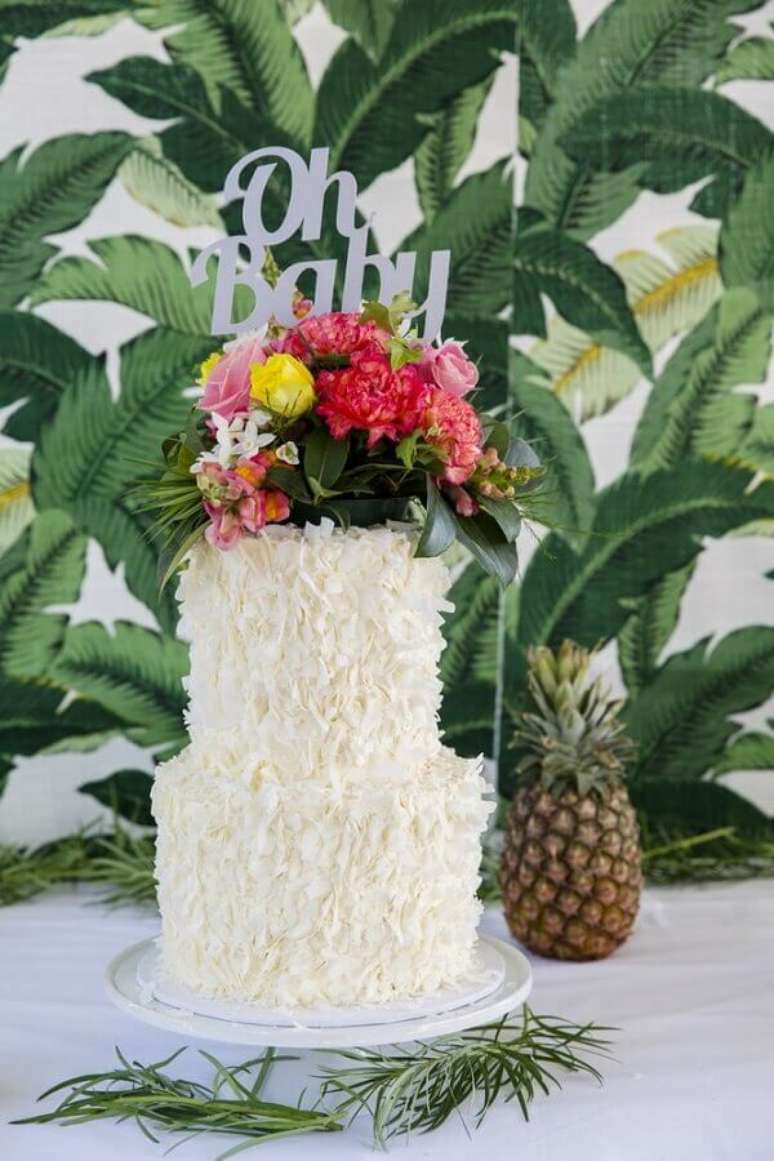 21. Bolo tropical branco com arranjo de flores no topo – Foto: Party with Lenzo