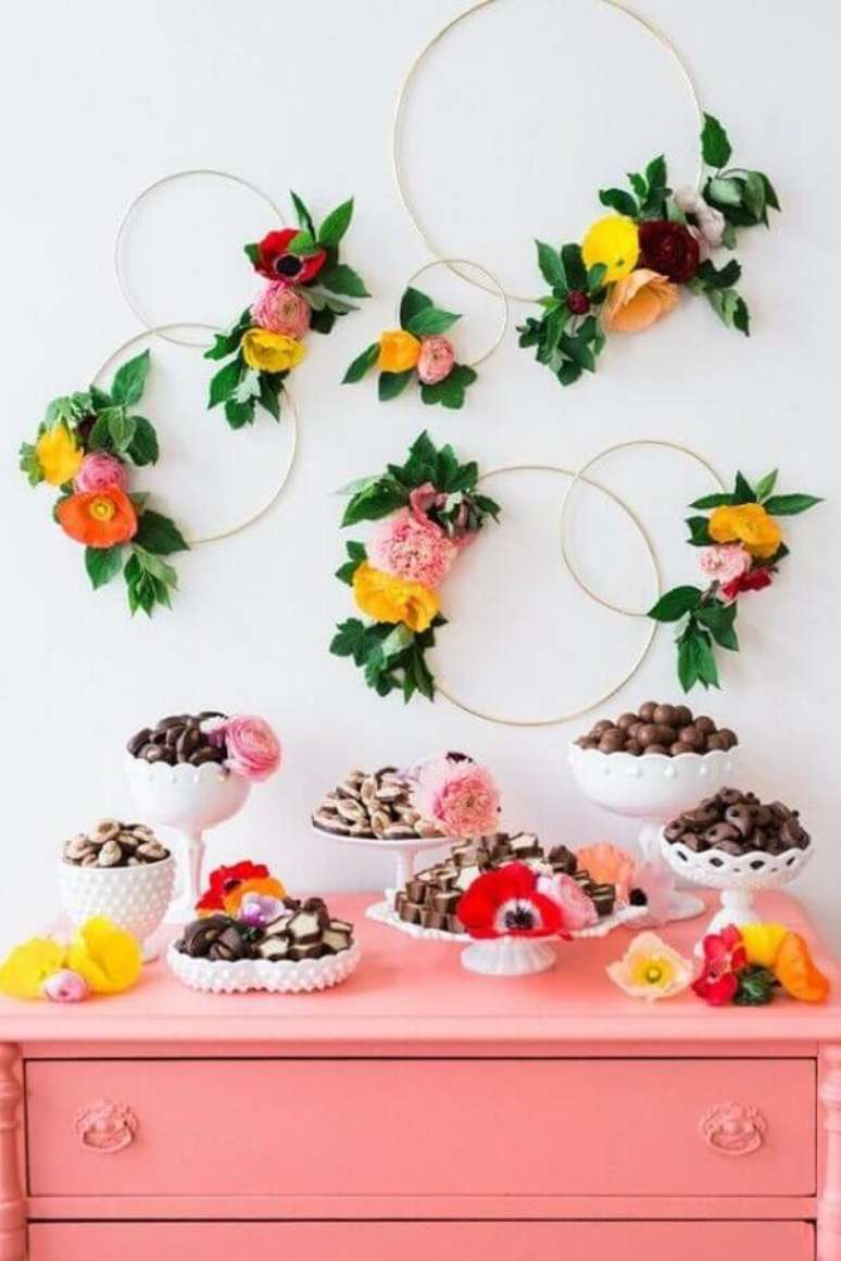 22. Arcos com arranjos de flores para decoração de festa tropical simples – Foto: Weddbook