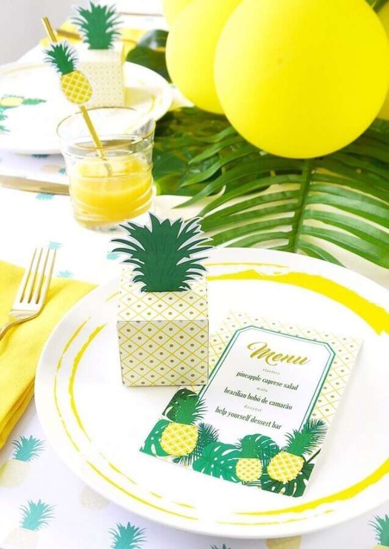 23. Balões, folhagens e caixinha em formato de abacaxi para decoração de mesa de festa tropical: Foto Pinterest