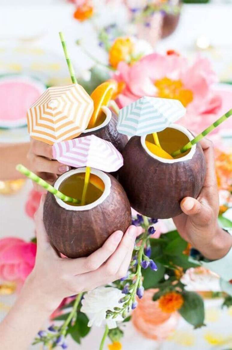 6. Bebidas refrescantes servidas dentro da fruta ou em copos coloridos são presença garantida na festa tropical – Foto: Brit.co