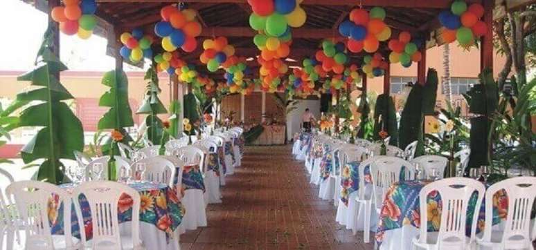 25. Decoração para festa tropical simples com balões e folhagens – Foto: Decoração e Projetos