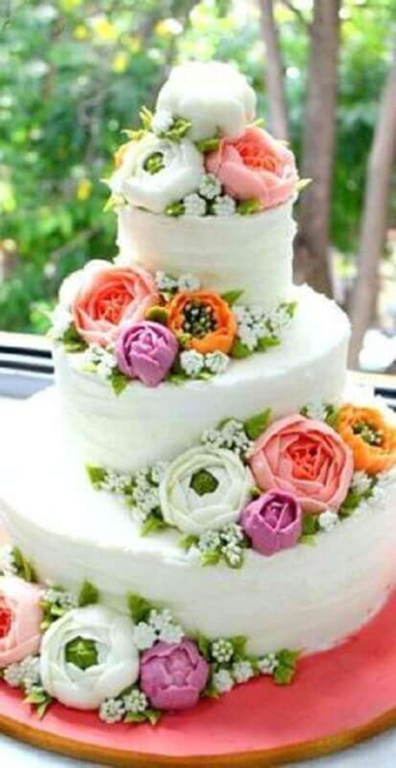 26. O bolo de casamento com estilo tropical precisa ter bastante flores na decoração – Foto: Pinterest