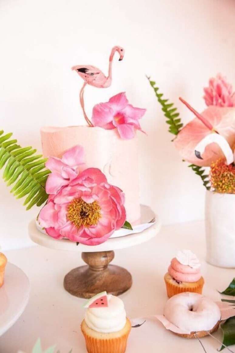 10. Decoração para festa flamingo com bolo tropical decorado com flores, perfeito para festa tropical – Foto: Pinterest