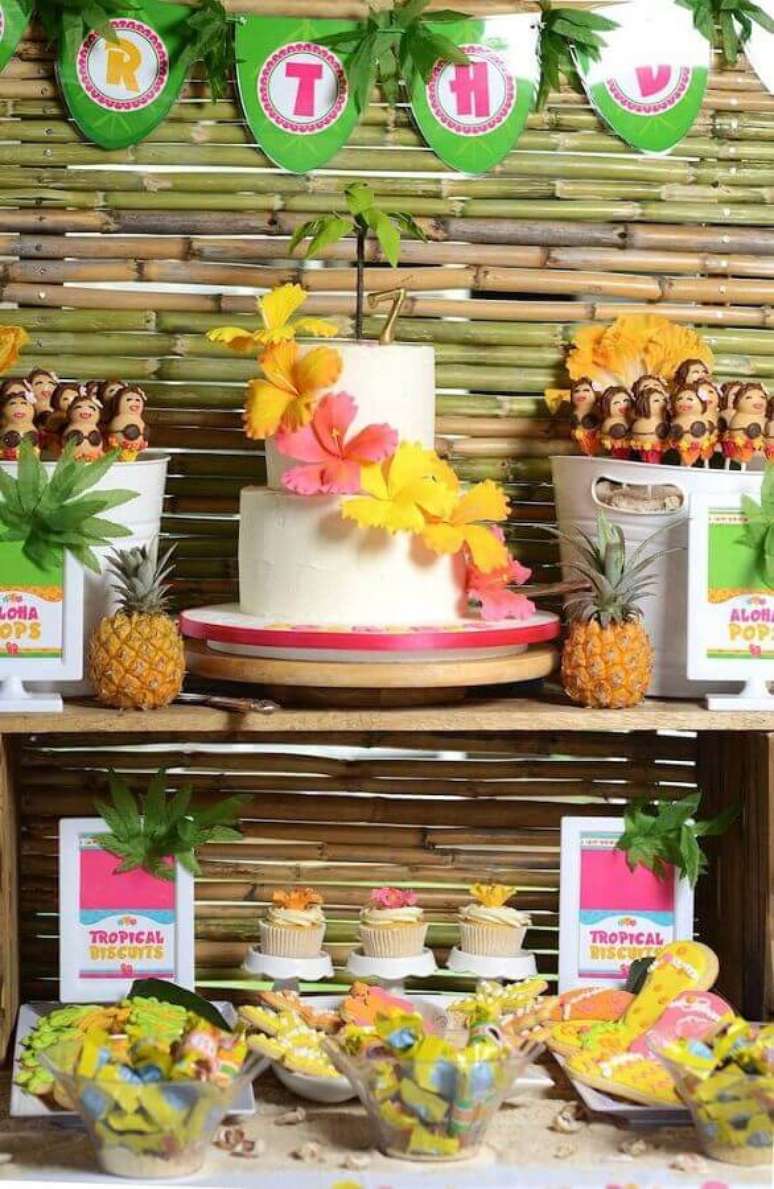 14. Festa tropical com bolo tropical branco decorado com flores – Foto; 321achei